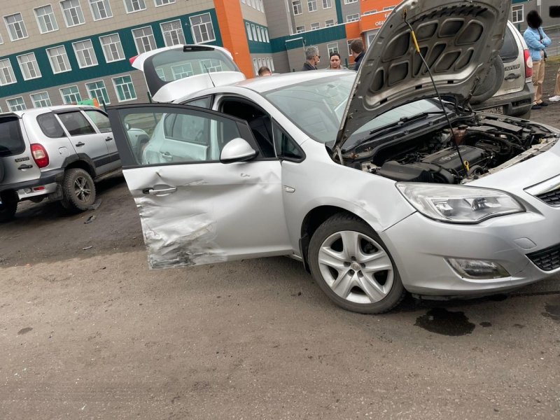 В городе Борисоглебск полицейские устанавливают обстоятельства столкновения автомобилей
