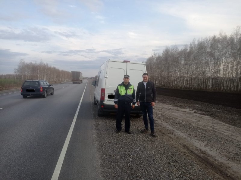 В Борисоглебском районе сотрудники ДПС помогли водителю устранить поломку микроавтобуса